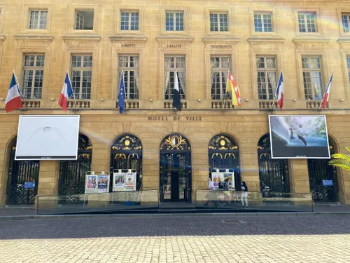 Pourquoi y a-t-il des photos d’animaux sur la façade de la mairie...